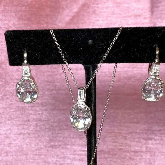4 Piece Bella Luce White Diamond Simulant Jewelry Set - Picture 7 of 10